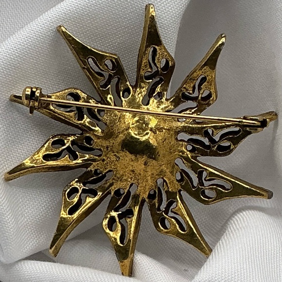 Elegant Gold and Silver Brooch with Pearl Center - Picture 2 of 2